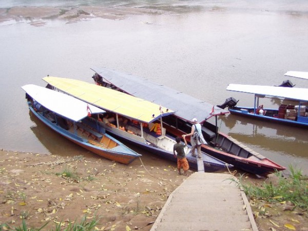 Om dieper de jungle in te kunnen moesten we met de boot verder.  
